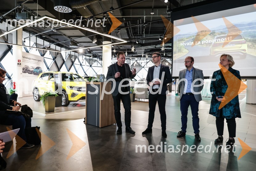  Marko Škriba, direktor znamke Volkswagen pri Porsche Slovenija d.o.o.;  ... ;  ... ;  Sabrina Pečelin, vodja odnosov z javnostmi pri Porsche Slovenija d.o.o.Volkswagen T-Cross, predstavitev