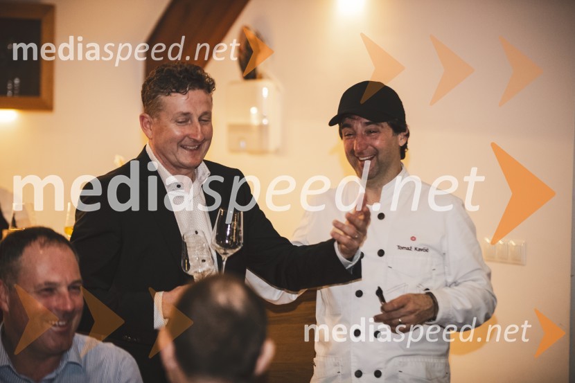  Danilo Steyer,   vinar, Steyer Vina; vinski vitez, predsednik Vinske reprezentance Slovenije;  Tomaž Kavčič, kuharski mojster, Pri Lojzetu, Zemono, podpredsednik BASSSteyerjev tradicionalni kulinarični večer s Tomažem Kavčičem