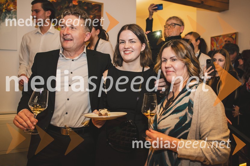  Danilo Steyer,   vinar, Steyer Vina; vinski vitez, predsednik Vinske reprezentance Slovenije;  Vaneja Steyer, Steyer Vina;  Magda Steyer, Steyer VinaSteyerjev tradicionalni kulinarični večer s Tomažem Kavčičem