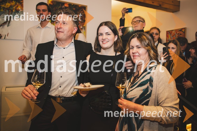  Danilo Steyer,   vinar, Steyer Vina; vinski vitez, predsednik Vinske reprezentance Slovenije;  Vaneja Steyer, Steyer Vina;  Magda Steyer, Steyer VinaSteyerjev tradicionalni kulinarični večer s Tomažem Kavčičem