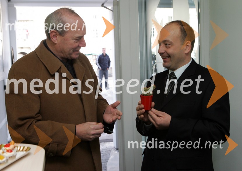 Jože Jagodnik, ki je na Radio 1 za srečo prinesel kaktus in Boštjan Protner, direktor Radia 1Radio 1, otvoritev nove radijske postaje