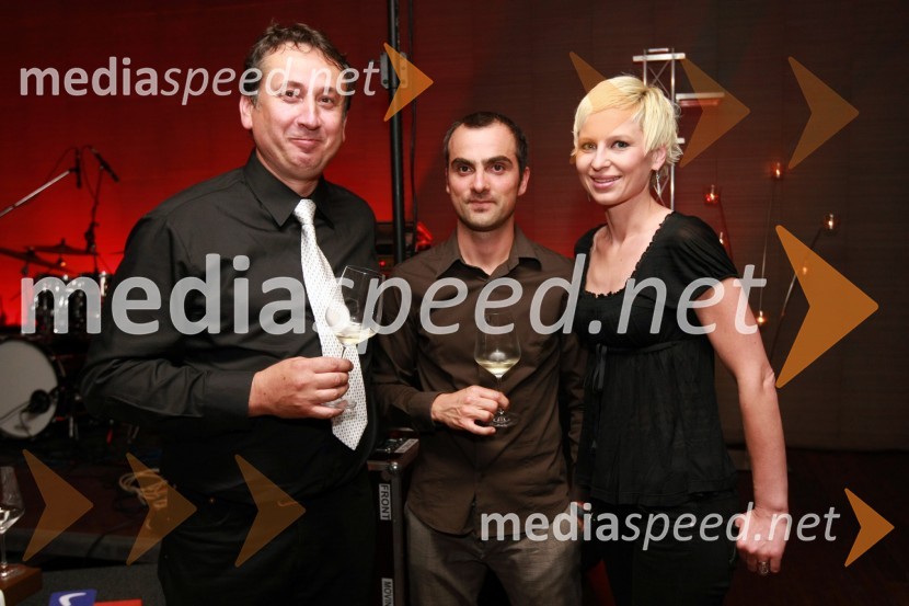 Danilo Flakus, direktor podjetja Dveri-Pax d.o.o., Boštjan Hedžet, direktor podjetja Altor d.o.o. in Dolores Rebernak, finančna direktorica podjetja Altor d.o.o.Rožmarin, koncert skupine Leeloojamais