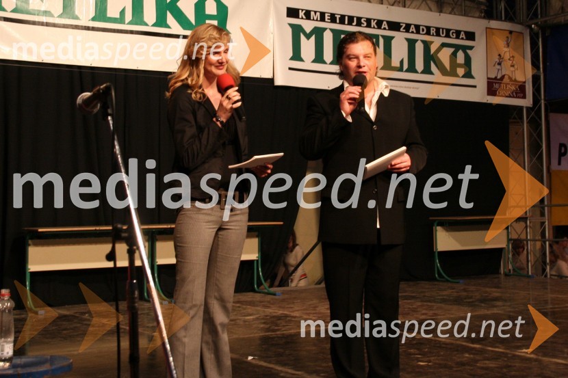 Vesna Žist, novinarka na Radiu Krka in voditeljica prireditve in Robert Erjavec, novinar, voditelj na Pop tv-ju in voditelj prireditve27. Vinska vigred