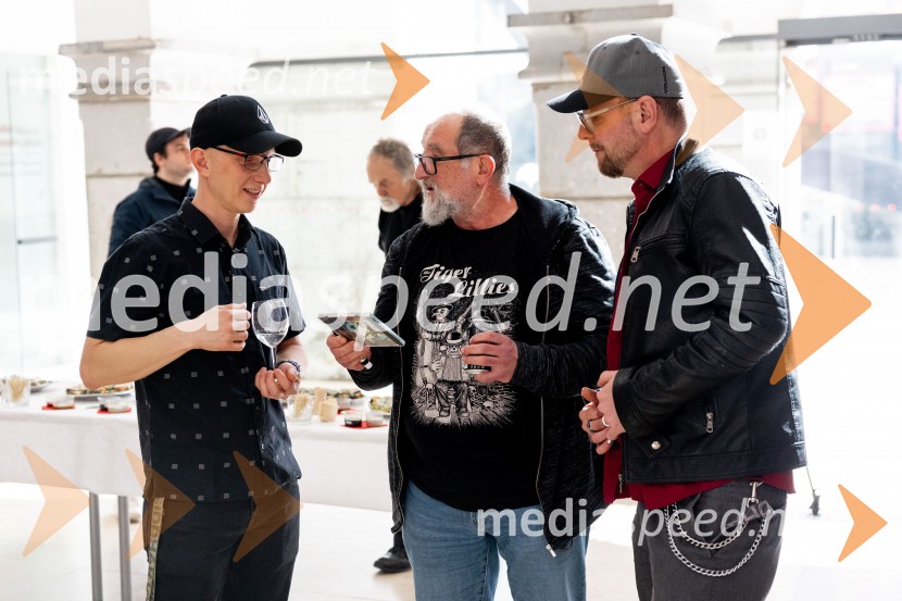  Primož  Benko, glasbenik, član skupine Siddharta;  ... ;  Tomi Meglič, glasbenik, pevec skupine SiddhartaSiddharta izdala novi album X