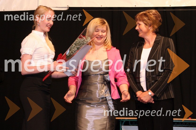 Marjetka Pezdirc, dobitnica priznanja za najboljšo belokranjsko pogačlo, Renata Brunskole, županja občine Metlika in Marija Škof, predsednica Društva kmečkih žena Metlika27. Vinska vigred