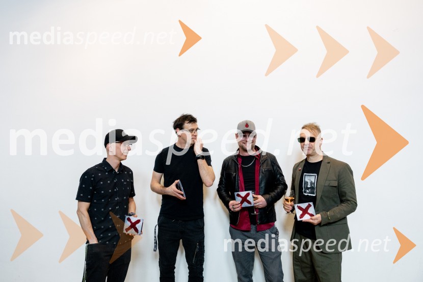  Primož  Benko, glasbenik, član skupine Siddharta;  Boštjan Meglič, glasbenik, član skupine Siddharta;  Tomi Meglič, glasbenik, pevec skupine Siddharta;  Jani Hace, glasbenik, SiddhartaSiddharta izdala novi album X