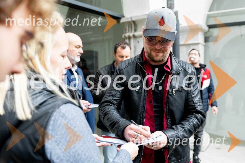  Tomi Meglič, glasbenik, pevec skupine SiddhartaSiddharta izdala novi album X