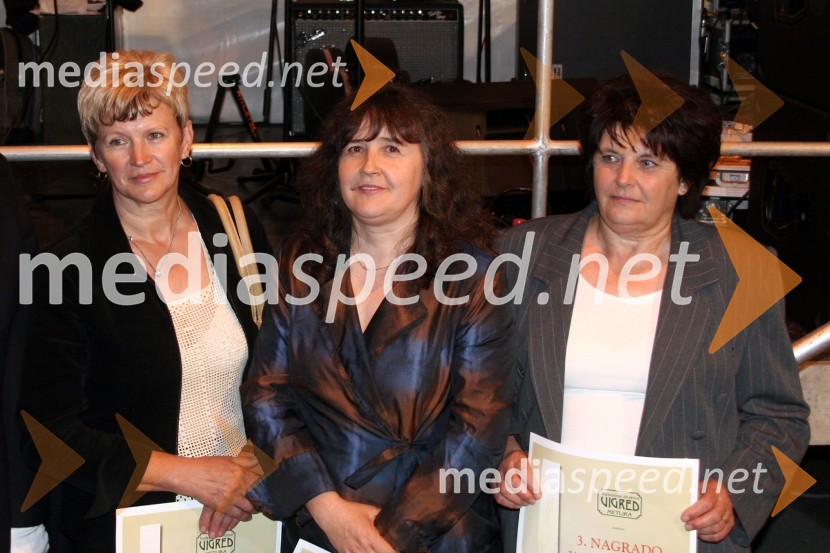 Andreja Stankovič, Nada Cvitkovič in Slavica Jankovič, dobitnice priznanj za najboljši belokranjski spominek27. Vinska vigred