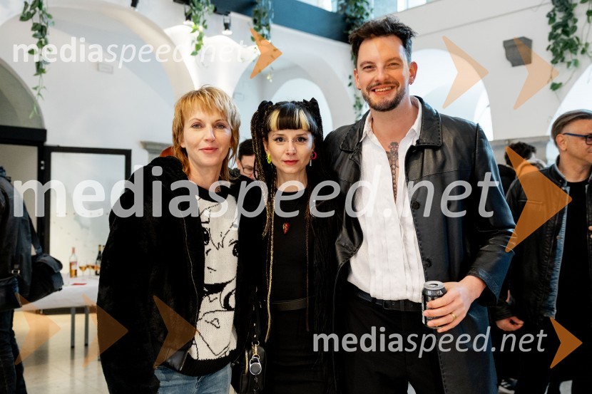  Urška Žnidaršič, režiserka;  Cassie Kagen, frizerka;  Kristijan Crnica, pevec, KIKIFLYSiddharta izdala novi album X