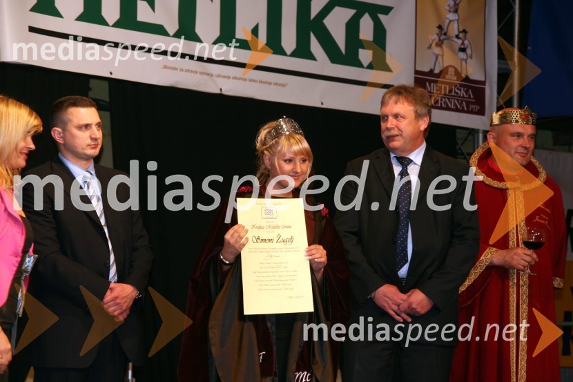 Jože Cajnar, direktor kmetijske zadruge Metlika, Simona Žugelj, druga kraljica metliške črnine, Mirjan Kulovec, predsednik Kluba prijateljev metliške črnine in predsednik uprave ter generalni direktor Kolpa d.d. in Janez Colnar, kralj cvička27. Vinska vigred