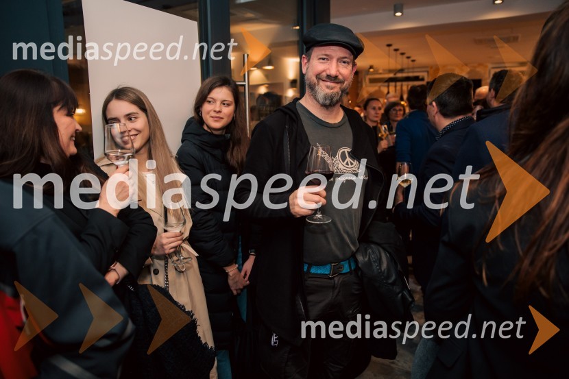  Tomaž Okroglič Rous, skladatelj, producent in instrumentalisSlovenija, 4 barve, odprtje razstave Gregorja Kresala