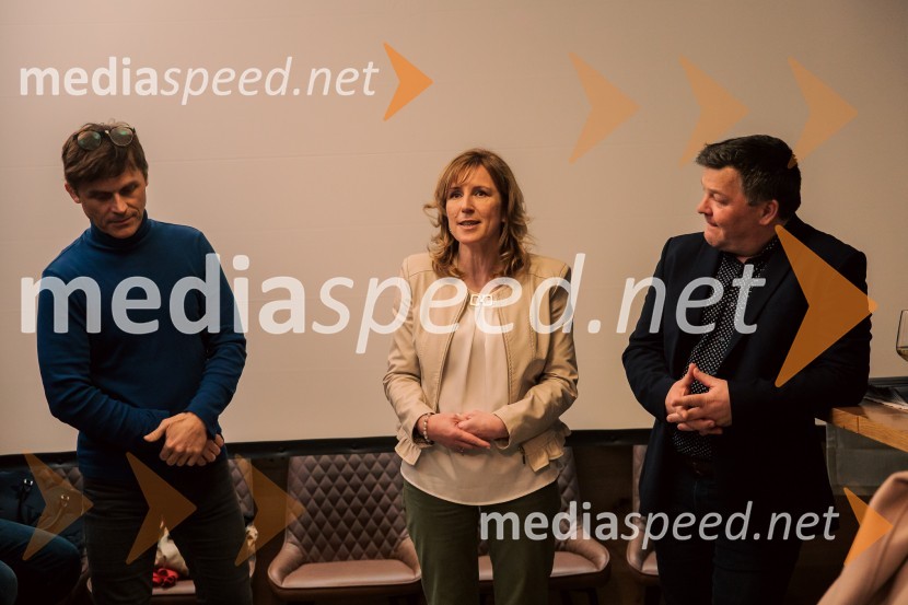  Gregor Kresal, filmski ustvarjalec in fotograf, nekdanji alpinist;  Ani Gale;  ... Slovenija, 4 barve, odprtje razstave Gregorja Kresala