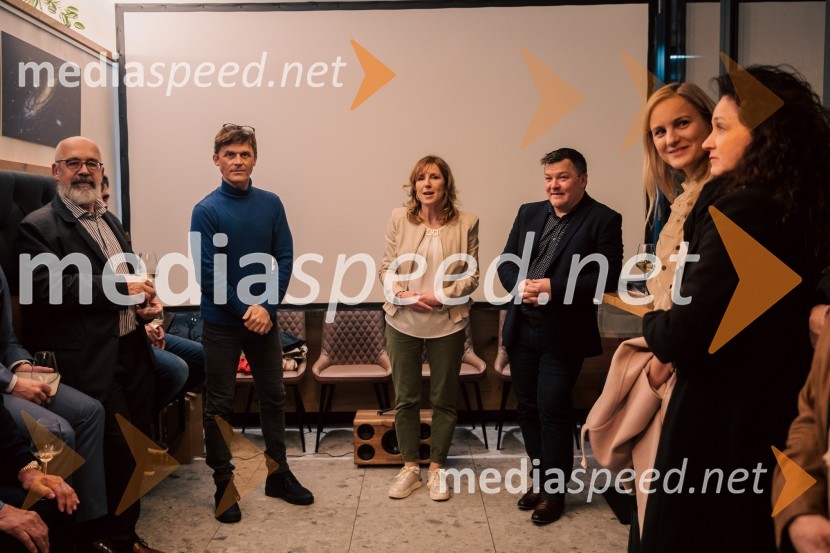  Aleš Lunder, Odvetniška pisarna Miro Senica in odvetniki, d. o. o.;  Gregor Kresal, filmski ustvarjalec in fotograf, nekdanji alpinist;  Ani Gale;  Damjan Gale, Operna klet;  Katarina Kresal, odvetnica, nekdanja ministrica za notranje zadeve;  Marija Jurca, vodja pisarne, Evropski center za reševanje sporovSlovenija, 4 barve, odprtje razstave Gregorja Kresala