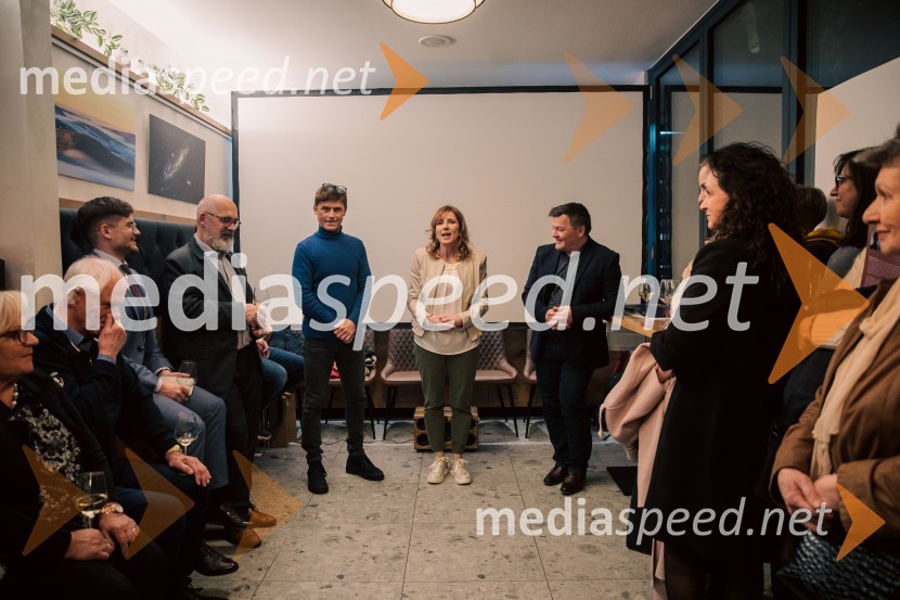  Gregor Kresal, filmski ustvarjalec in fotograf, nekdanji alpinist;  Ani Gale;  Damjan Gale, Operna kletSlovenija, 4 barve, odprtje razstave Gregorja Kresala