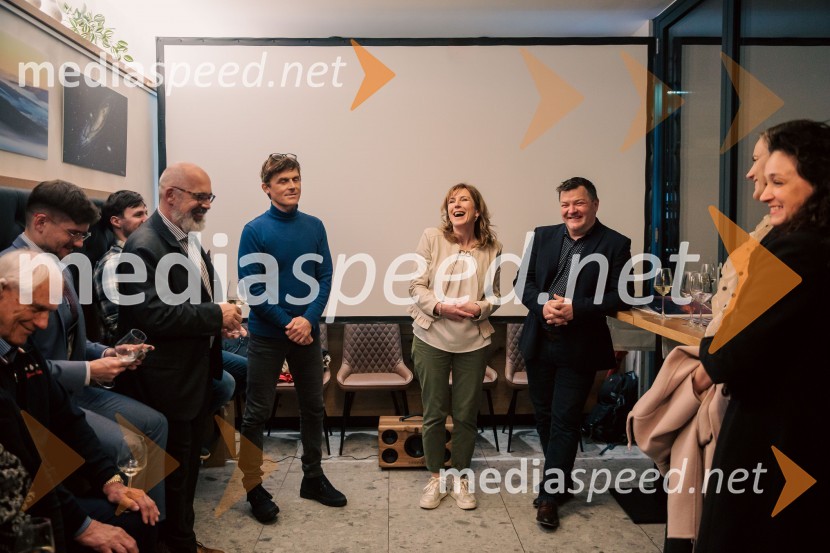  Gregor Kresal, filmski ustvarjalec in fotograf, nekdanji alpinist;  Ani Gale;  Damjan Gale, Operna kletSlovenija, 4 barve, odprtje razstave Gregorja Kresala