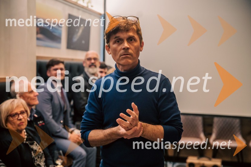  Gregor Kresal, filmski ustvarjalec in fotograf, nekdanji alpinistSlovenija, 4 barve, odprtje razstave Gregorja Kresala