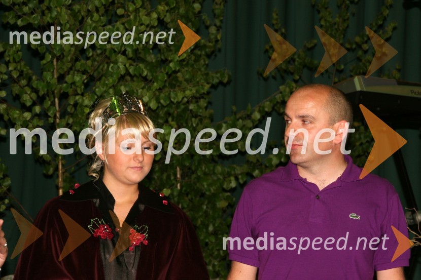 Simona Žugelj, druga kraljica metliške črnine in Marjan Hribar, direktor Direktorata za turizem pri Ministrstvu za gospodarstvo27. Vinska vigred