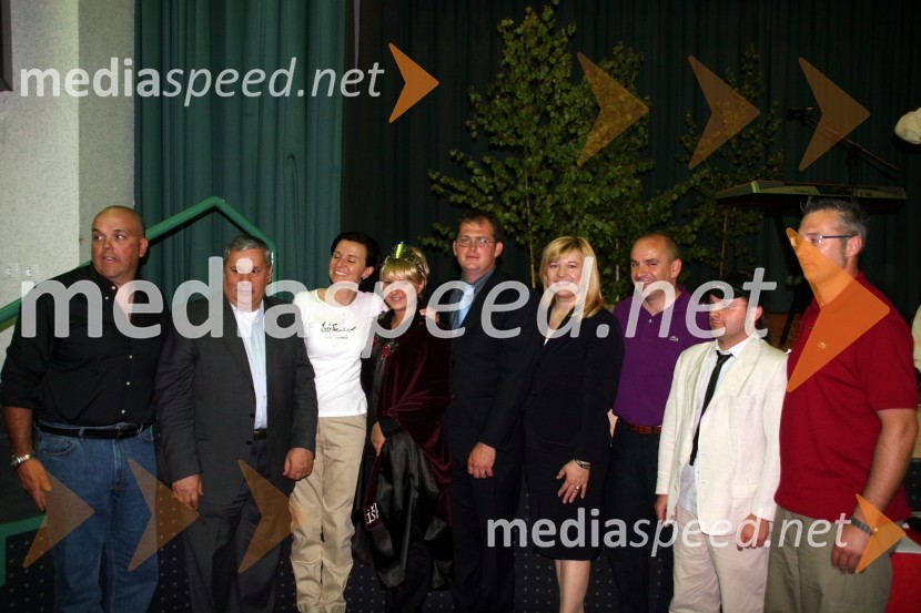 Predstavniki mesta Ronchi dei Legionari v Italiji, Simona Žugelj, druga kraljica metliške črnine, Martin Pečarič, predsednik Društva vinogradnikov Metlika, Renata Brunskole, županja občine Metlika in Marjan Hribar, direktor Direktorata za turizem pri Ministrstvu za gospodarstvo27. Vinska vigred