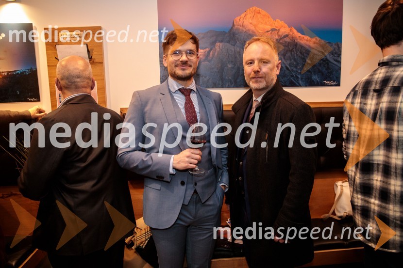  Matija Urankar, Odvetniška pisarna Senica & partnerji, d.o.o;  Uroš Čop, direktor in partner, Odvetniška pisarna Senica & partnerjiSlovenija, 4 barve, odprtje razstave Gregorja Kresala