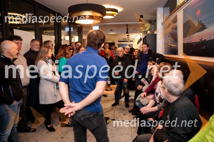  Gregor Kresal, filmski ustvarjalec in fotograf, nekdanji alpinistSlovenija, 4 barve, odprtje razstave Gregorja Kresala