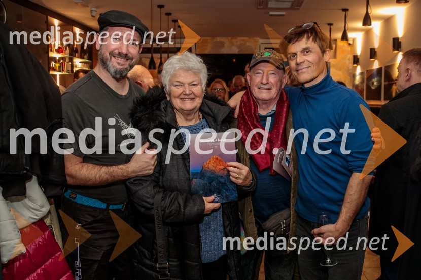  Tomaž Okroglič Rous, skladatelj, producent in instrumentalis;  ... ;  ... ;  Gregor Kresal, filmski ustvarjalec in fotograf, nekdanji alpinistSlovenija, 4 barve, odprtje razstave Gregorja Kresala