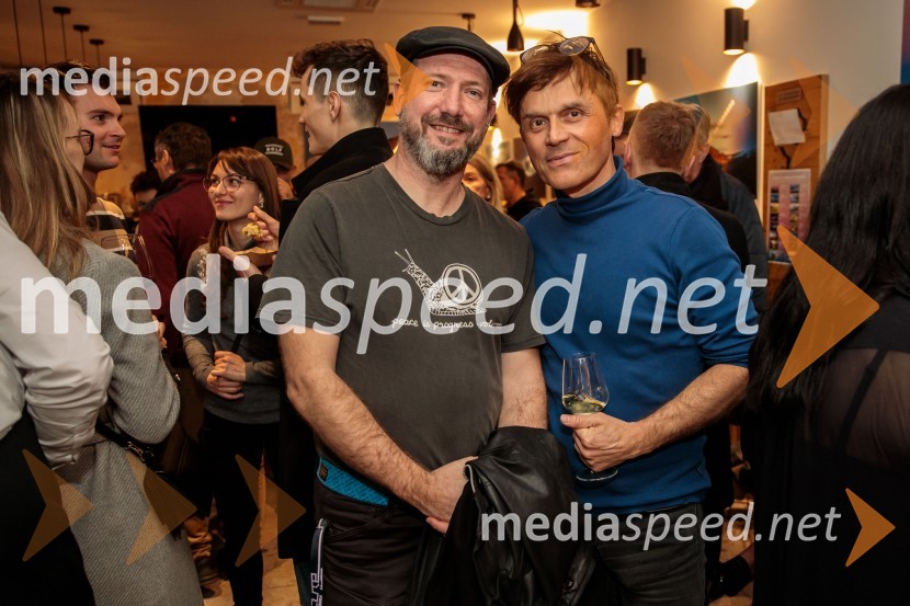  Tomaž Okroglič Rous, skladatelj, producent in instrumentalis;  Gregor Kresal, filmski ustvarjalec in fotograf, nekdanji alpinistSlovenija, 4 barve, odprtje razstave Gregorja Kresala