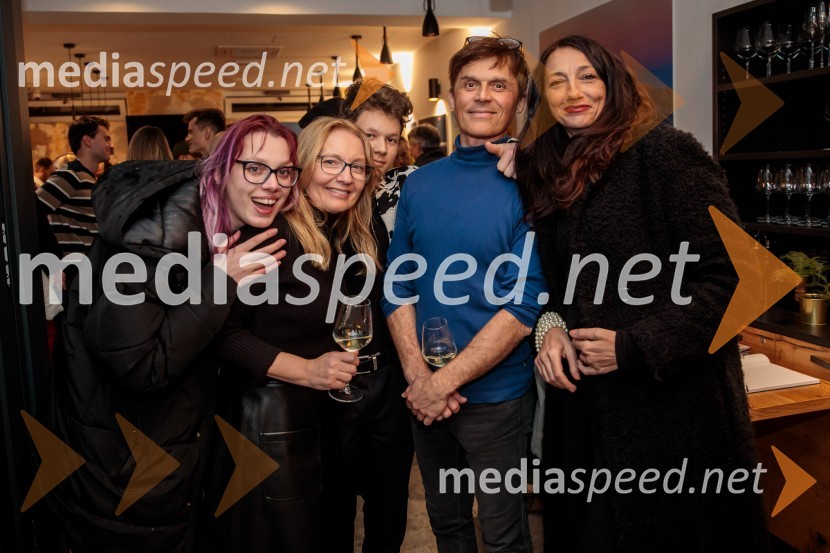  Brina Šubelj Kresal;  Katka B. Kresal;  Luka Kresal;  Gregor Kresal, filmski ustvarjalec in fotograf, nekdanji alpinist;  Vesna Milek, novinarka in publicistkaSlovenija, 4 barve, odprtje razstave Gregorja Kresala