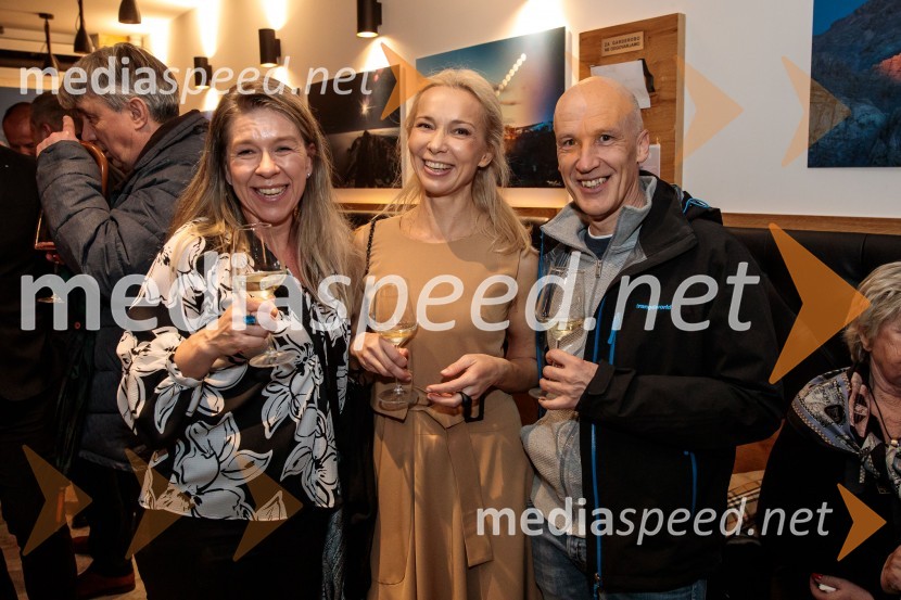  Barbara Ložar;  Tanja Pak, oblikovalka stekla, profesorica na ALUO;  Boštjan Ložar, poslovni svetovalecSlovenija, 4 barve, odprtje razstave Gregorja Kresala