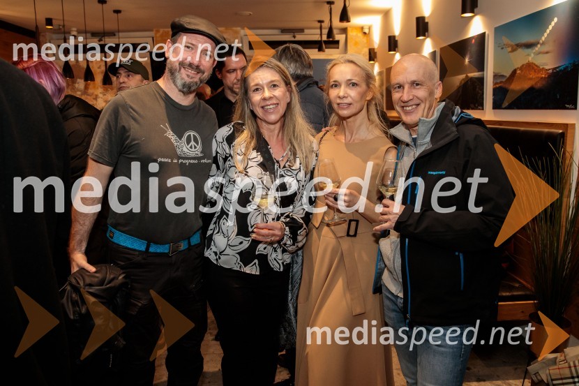  Tomaž Okroglič Rous, skladatelj, producent in instrumentalis;  Barbara Ložar;  Tanja Pak, oblikovalka stekla, profesorica na ALUO;  Boštjan Ložar, poslovni svetovalecSlovenija, 4 barve, odprtje razstave Gregorja Kresala