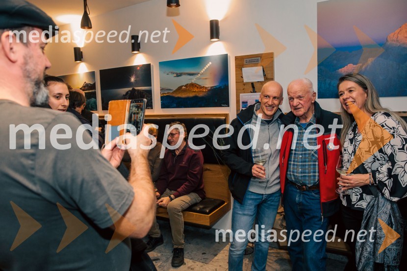  Boštjan Ložar, poslovni svetovalec;  ... ;  Barbara LožarSlovenija, 4 barve, odprtje razstave Gregorja Kresala