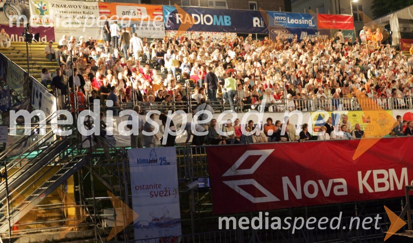 Pogled na polno tribuno glavnega odraFestival Lent