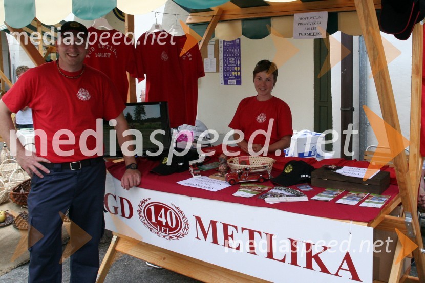 Jani Kremesec in Andreja Kostelec, člana PGD Metlika27. Vinska vigred