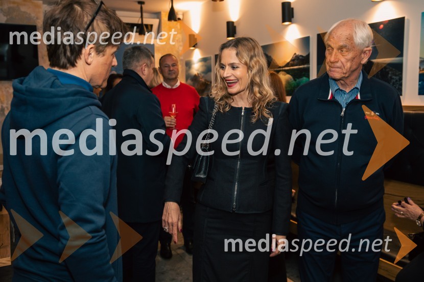  Gregor Kresal, filmski ustvarjalec in fotograf, nekdanji alpinist;  Katarina Kresal, odvetnica, nekdanja ministrica za notranje zadeve; prof. dr. Janez KresalSlovenija, 4 barve, odprtje razstave Gregorja Kresala