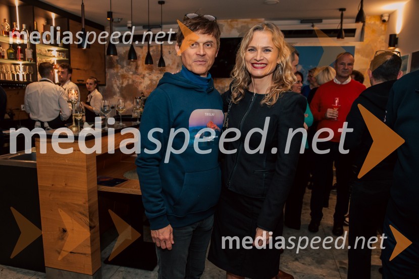  Gregor Kresal, filmski ustvarjalec in fotograf, nekdanji alpinist;  Katarina Kresal, odvetnica, nekdanja ministrica za notranje zadeveSlovenija, 4 barve, odprtje razstave Gregorja Kresala