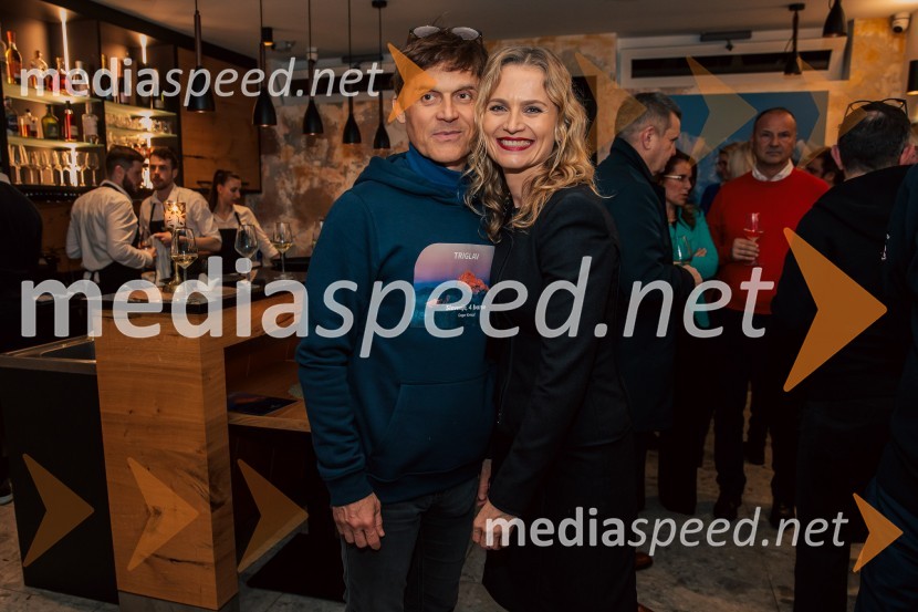  Gregor Kresal, filmski ustvarjalec in fotograf, nekdanji alpinist;  Katarina Kresal, odvetnica, nekdanja ministrica za notranje zadeveSlovenija, 4 barve, odprtje razstave Gregorja Kresala