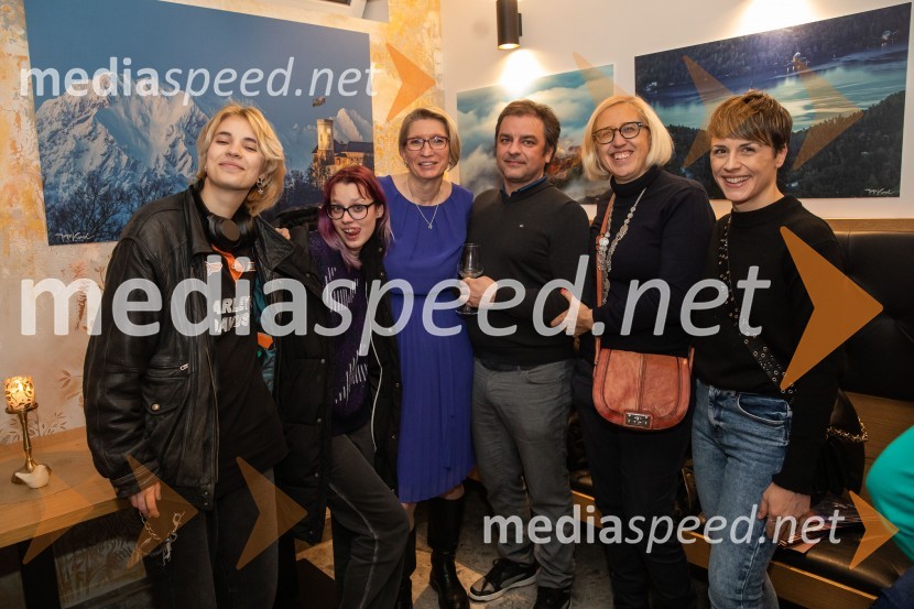  ... ;  Brina Šubelj Kresal;  ... ;  ... ;  ... ;  Špela Zakotnik, Edutrain.meSlovenija, 4 barve, odprtje razstave Gregorja Kresala