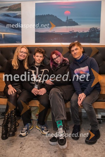  Katka B. Kresal;  Luka Kresal;  Brina Šubelj Kresal;  Gregor Kresal, filmski ustvarjalec in fotograf, nekdanji alpinistSlovenija, 4 barve, odprtje razstave Gregorja Kresala