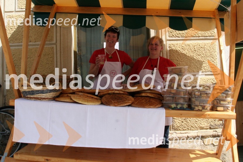 Branka Ferko in Zdenka Starašinič, članici Društva kmečkih žena Metlika27. Vinska vigred