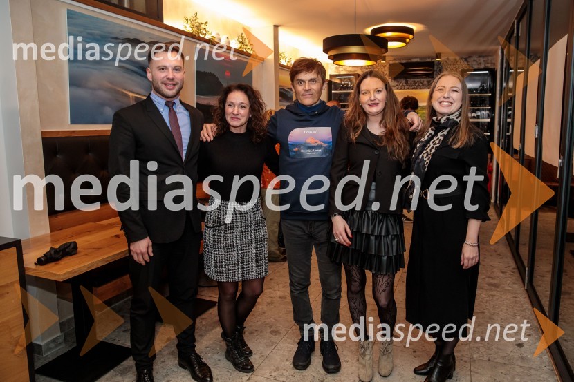  Luka Ržek, Odvetniška pisarna Senica & partnerji, d.o.o;  Marija Jurca, vodja pisarne, Evropski center za reševanje sporov;  Gregor Kresal, filmski ustvarjalec in fotograf, nekdanji alpinist;  Maruša Senica, Odvetniška pisarna Senica & partnerji, d.o.o;  ... Slovenija, 4 barve, odprtje razstave Gregorja Kresala