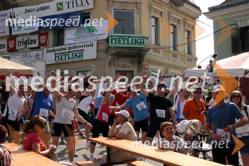 Tekmovalci teka po Urbanovi poti27. Vinska vigred