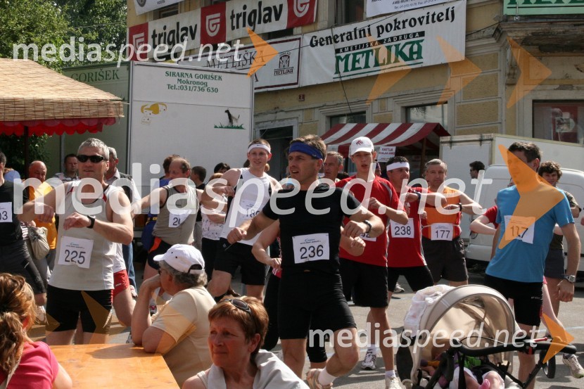 Tekmovalci teka po Urbanovi poti27. Vinska vigred