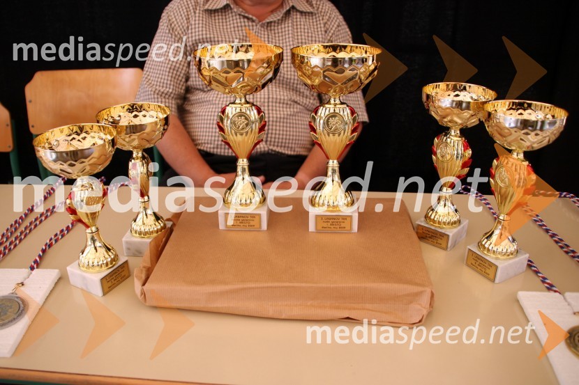 Pokali za najboljše tekače po Urbanovi poti27. Vinska vigred