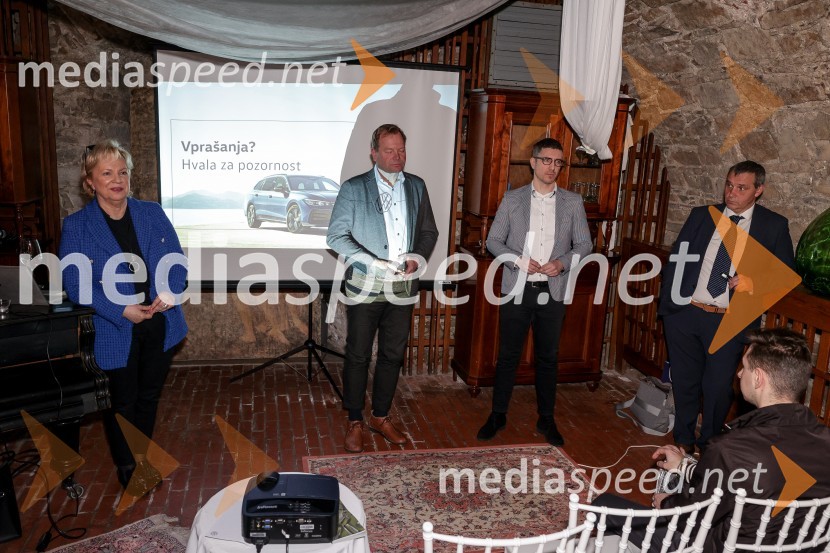  Sabrina Pečelin, vodja odnosov z javnostmi pri Porsche Slovenija d.o.o.;  Marko Škriba, direktor znamke Volkswagen pri Porsche Slovenija d.o.o.;  ... ;  ... Novi Volkswagen Passat, predstavitev