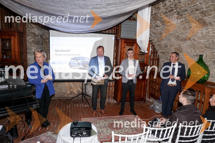  Sabrina Pečelin, vodja odnosov z javnostmi pri Porsche Slovenija d.o.o.;  Marko Škriba, direktor znamke Volkswagen pri Porsche Slovenija d.o.o.;  ... ;  ... Novi Volkswagen Passat, predstavitev