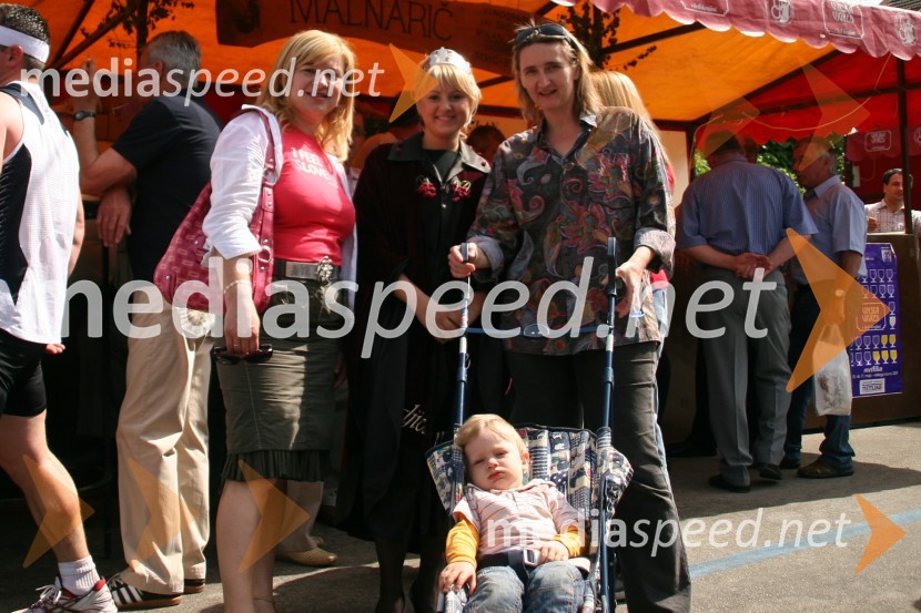 Renata Brunskole, županja občine Metlika, Simona Žugelj, druga kraljica metliške črnine in Maja Weiss, režiserka27. Vinska vigred