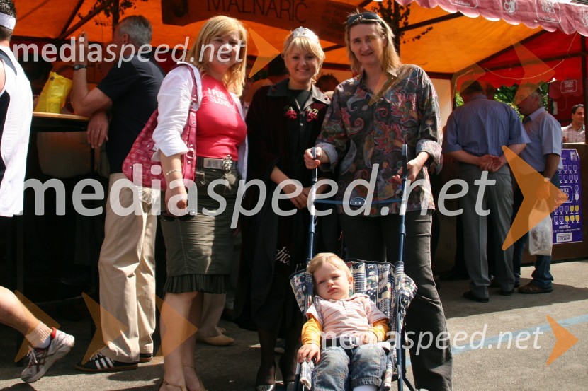 Renata Brunskole, županja občine Metlika, Simona Žugelj, druga kraljica metliške črnine in Maja Weiss, režiserka27. Vinska vigred