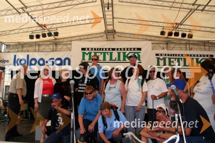 Renata Brunskole, županja občine Metlika, Simona Žugelj, druga kraljica metliške črnine in pohodniki Urbanove poti27. Vinska vigred