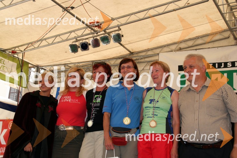 Simona Žugelj, druga kraljica metliške črnine, Renata Brunskole, županja občine Metlika, Božena Tekstor, Marathon Novo mesto, Jožica Rogelj, Marathon Novo mesto, Rozi Flisar, Puščava in Andrej Sever, predsednik Športne zveze Občine Metlika27. Vinska vigred