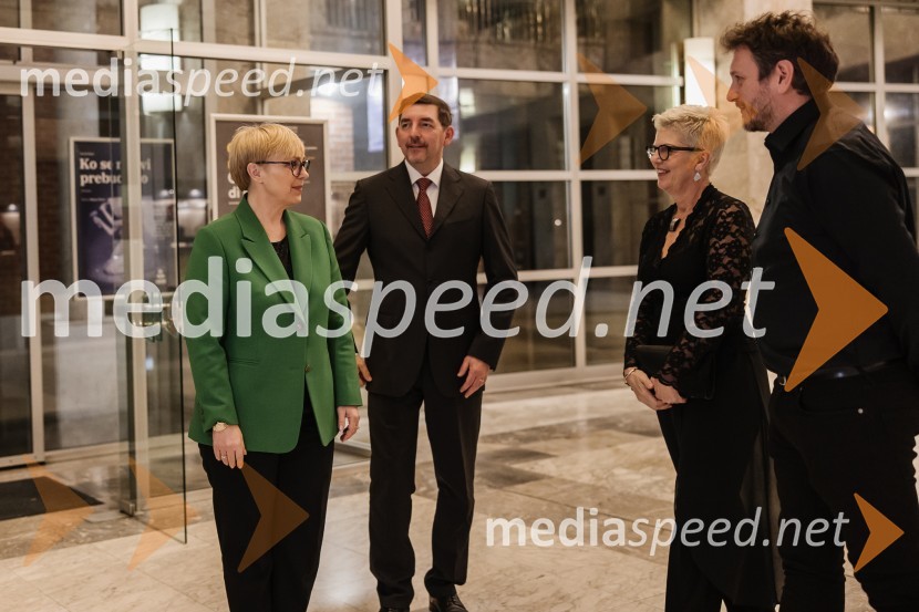 dr. Nataša Pirc Musar, predsednica Republike Slovenije; dr. Aleš Musar, lastnik Ruske dače;  Mirjam Drnovšček, direktorica, SNG Nova Gorica;  Marko Bratuš, umetniški vodja SNG Nova GoricaPremiera Ko se mrtvi prebudimo, SNG Nova Gorica