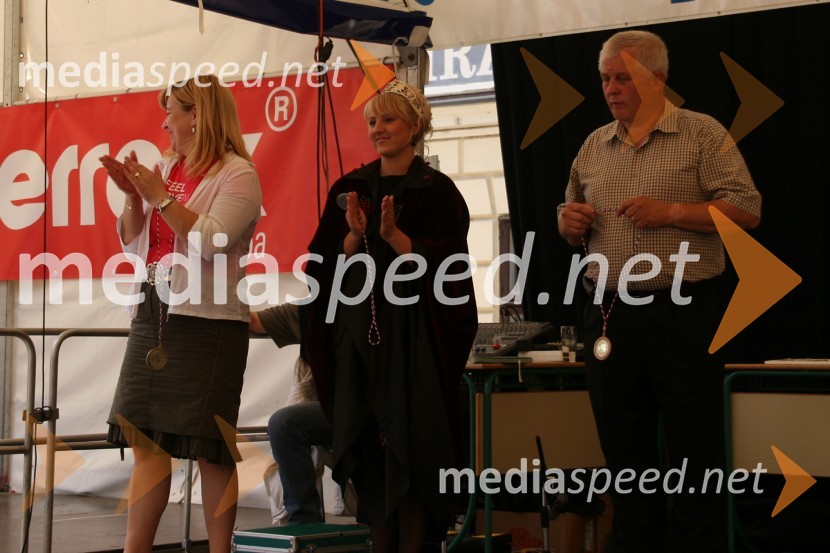 Simona Žugelj, druga kraljica metliške črnine, Renata Brunskole, županja občine Metlika in Andrej Sever, predsednik Športne zveze Občine Metlika27. Vinska vigred